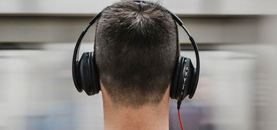 ¿Pueden los audífonos afectar tu audición?