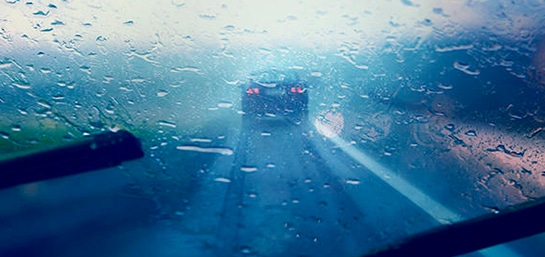 Consejos para conducir seguro bajo la lluvia